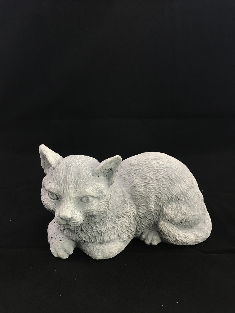 Eine sch ne liegende Katze aus Stein wundersch n detailliert
