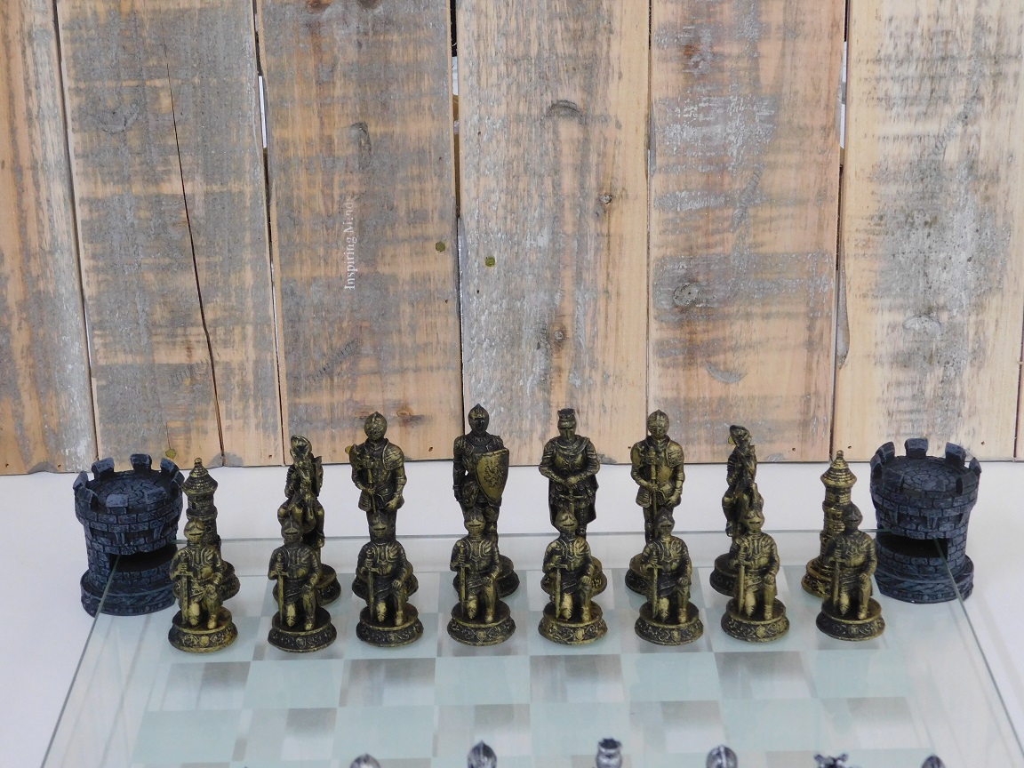 Ein schönes Schachspiel im mittelalterlichen Stil, das Schachbrett...