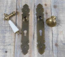 1 set of door hinges and locks: 1 knob, 1 door handle with porcelain handle antique white, 2 door plates brass patinated, PZ92