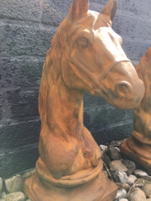 Sculptuur paardenhoofd, vol steen oxide