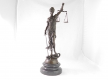 Een bronzen beeld van de Vrouwe Justitia