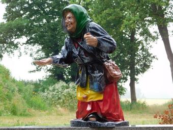 Bettlerin XL – 80 cm – Humorvolle Figurenfigur aus Polystone