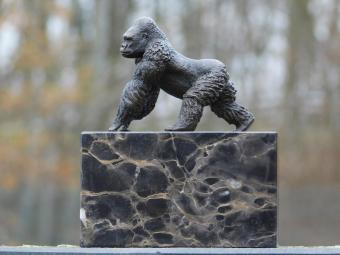 Bronzestatue Gorilla auf Marmorsockel