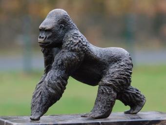 Bronzestatue Gorilla auf Marmorsockel