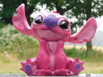 Stitch-Figur Rosa – 28 x 33 cm – Polystone