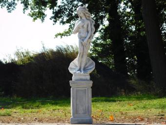 Gartenstatue Frau in Muschel auf Sockel - 130 cm - Klassisches Steinset