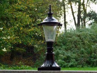 Klassieke Buitenlamp - 59 cm - Zwart - Vierkante Lampvoet en Kap met Messing Houder