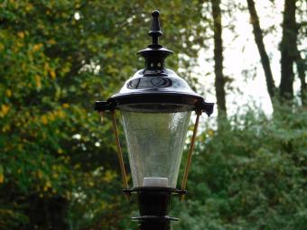 Klassieke Buitenlamp - 59 cm - Zwart - Vierkante Lampvoet en Kap met Messing Houder