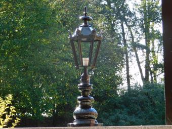 Klassieke Buitenlamp - 83 cm - Zwart - Ronde Voet met Kronen Kap - Alu