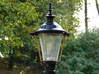 Klassische Außenleuchte Schwarz – 51 cm – Aluminium – Eleganter Lampenfuß mit Messingakzenten am Schirm