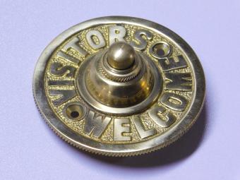 Türklingel „Visitors Welcome“ – 8 cm – Messing