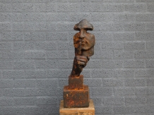 Eine exklusive und besondere Skulptur des ''Flüsterers'', Polystein, Skulptur als Dekoration