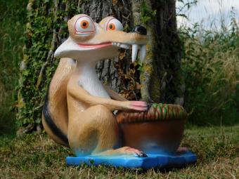Scrat – Dekorative Figur mit Blumenkasten – 40 cm – Polystone