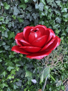 Diese große Rose ist ein Kunstwerk, das ganz aus Metall gefertigt ist.