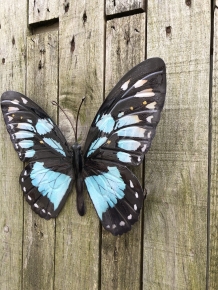 Vlinder, geheel metaal en vol in kleur blauw-groen zwart.