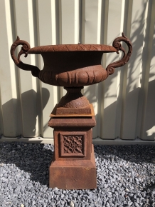 Vase aus Gusseisen auf gusseiserner Säule, schwer und robust