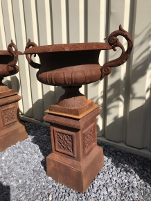 Vase aus Gusseisen auf gusseiserner Säule, schwer und robust