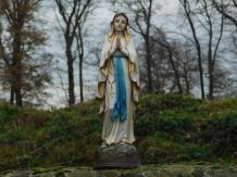 Statue of Mary with rosary - polystone