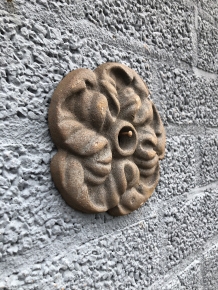 Maueranker, Gusseisen-Rost-Rose-Motiv