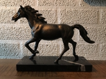 1 horse sculpture , solid cast iron, bronze -look