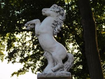 Pferd auf Sockel - 150 cm - Stein