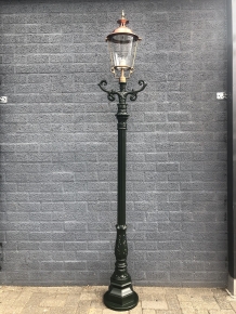 Buitenlamp, lantaarn met keramische fitting en glas, gegoten aluminium paal, groen, met koperen ronde kap, hoog 240 cm.