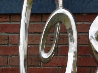 Set abstrakte Skulpturen – 130 cm – silberfarben – Aluminium mit Marmorsockel – robust