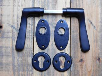 Set Türgriffe mit ovalen Rosetten + Schlüsselrosetten PC – Mattschwarz – Aluminium