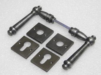 Set Türgriffe Windsor + Türgriff- und Schlossrosetten, quadratisch – Gusseisen, verzinkt