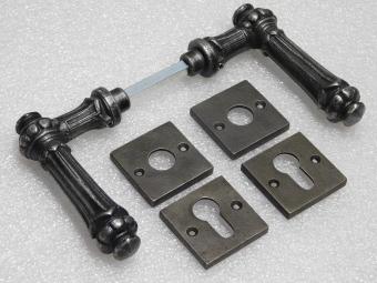 Set Türgriffe Oxford + Türgriff- und Schlossrosetten, Vierkant – Gusseisen, verzinkt