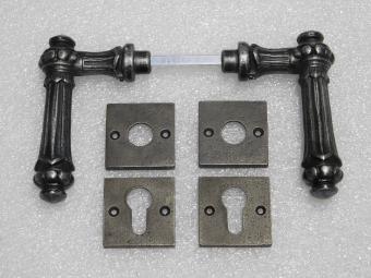 Set Türgriffe Oxford + Türgriff- und Schlossrosetten, Vierkant – Gusseisen, verzinkt