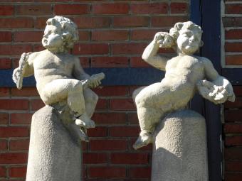 Vintage Set of 2 Putti on Pedestal - 130 cm - Cast Stone