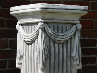 Sockel mit Draperie – 75 cm – Stein