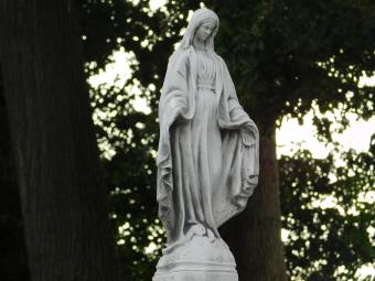 Gartenstatue der Maria auf Medusa-Sockel – 170 cm – Steinstatue mit Säulenset