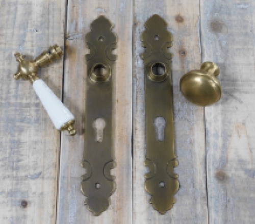 1  set deur hang-en sluitwerk: 1 knop, 1 deurklink met porseleinen handvat antiek-wit, 2 deurplaten messing gepatineerd, PZ92