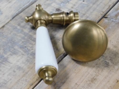 1 set of door hinges and locks: 1 knob, 1 door handle with porcelain handle antique white, 2 door plates brass patinated, PZ92