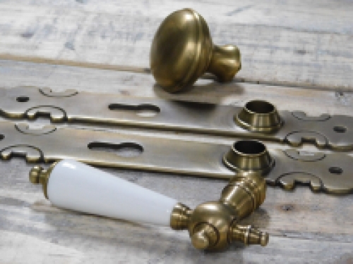 1 set of door hinges and locks: 1 knob, 1 door handle with porcelain handle antique white, 2 door plates brass patinated, PZ92