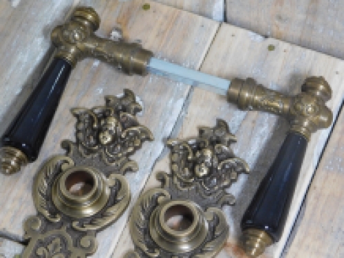 Hang- en sluitwerk messing, antiek- deurplaten zeer decoratief met engelen - klinken met zwarte porseleinen grepen.