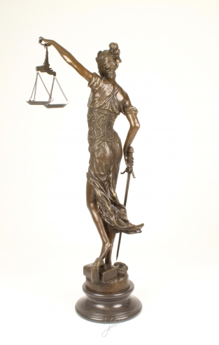 Een zeer fors bronzen beeld van de Vrouwe Justitia