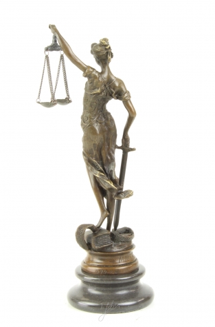 Een bronzen beeld van de Vrouwe Justitia