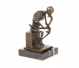 Eine Bronzeskulptur des Skeletts DENKER