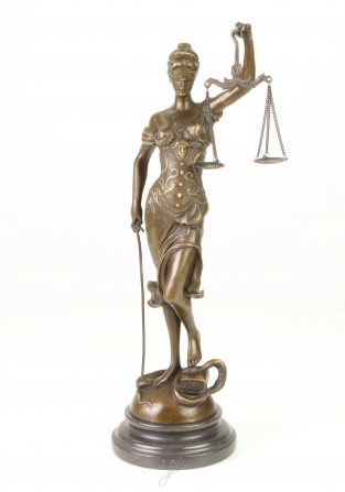 Een bronzen beeld van de Vrouwe Justitia