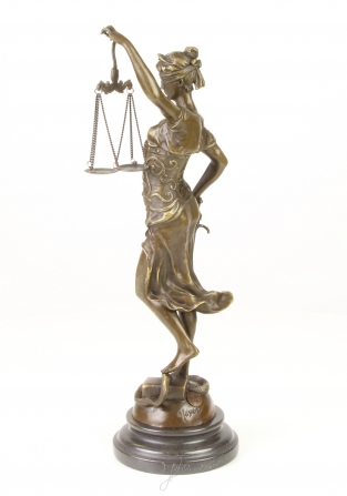 Eine Bronzestatue der Lady Justice