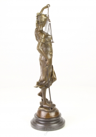 Een bronzen beeld van de Vrouwe Justitia