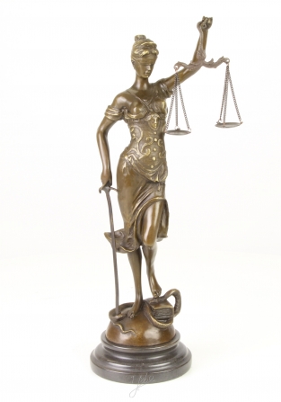 Eine Bronzestatue der Lady Justice