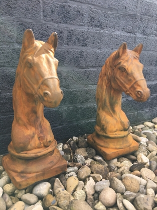 Sculptuur paardenhoofd, vol steen oxide