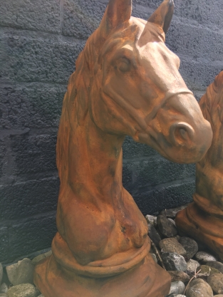 Sculptuur paardenhoofd, vol steen oxide