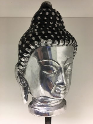 Buddha-Kopf auf Metallstativ, Aluminium.