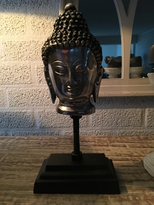 Buddha-Kopf auf Metallstativ, Aluminium.