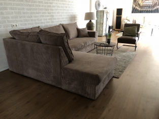 Prachtige forse nieuwe taupe rib stoffen hoekbank model